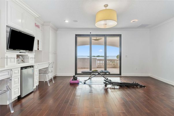 Fitness Equipment, Interior, Recessed Lighting, Wood Texture Flooring