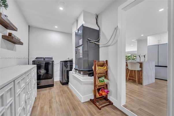 Interior, Recessed Lighting, Washer, Wood Texture Flooring