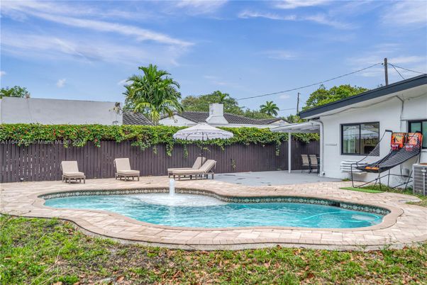 Exterior, Pool