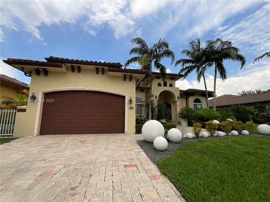 Attached, Exterior, Facade, Mediterranean