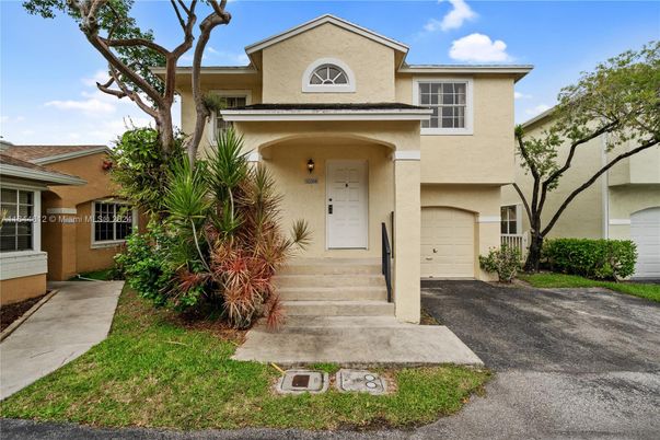 Attached, Exterior, Facade, Mediterranean