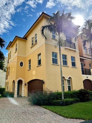 Attached, Exterior, Facade, Mediterranean