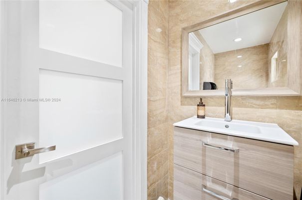 Bathroom, Interior, Recessed Lighting