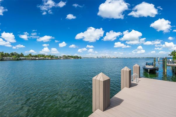 Exterior, Lake