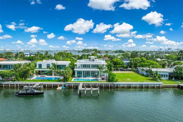 Exterior, Lake