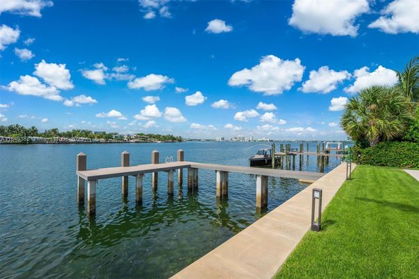 Exterior, Lake
