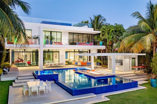 Exterior, Facade, Pool, Modern