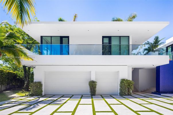 Attached, Exterior, Facade, Modern