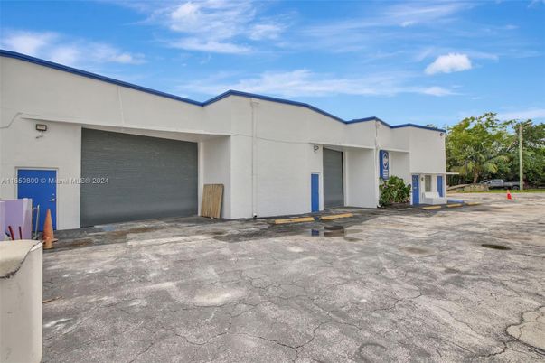 Attached, Exterior, Facade, Modern