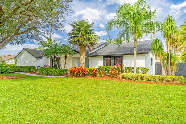 Backyard, Exterior, Facade, Ranch