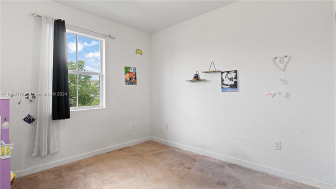 Empty room, Interior