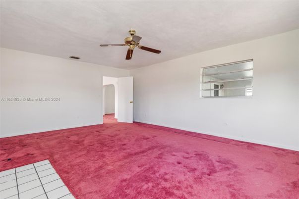 Empty room, Interior
