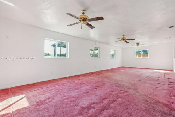 Empty room, Interior