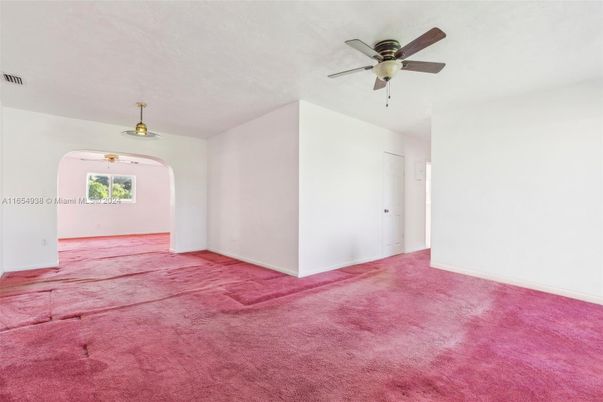Empty room, Interior