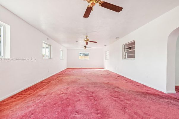 Empty room, Interior