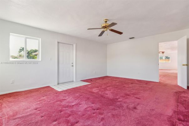 Empty room, Interior