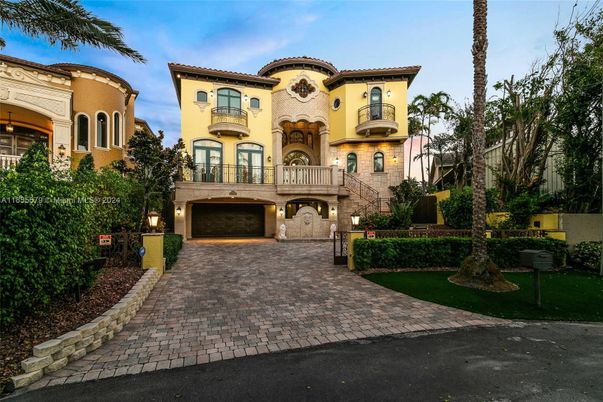 Attached, Exterior, Facade, Mediterranean