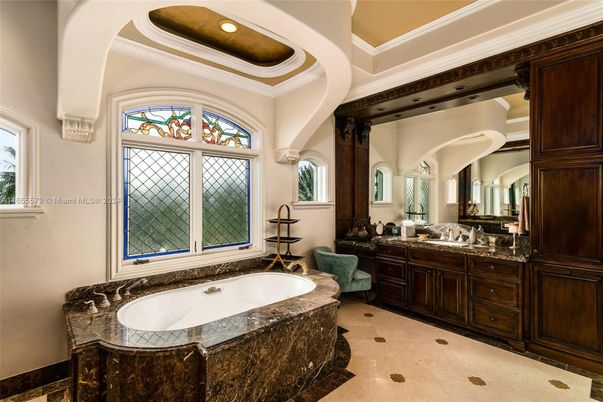 Bathroom, Dual Sink Vanities, Interior, Recessed Lighting