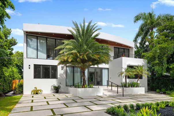 Backyard, Exterior, Facade, Modern