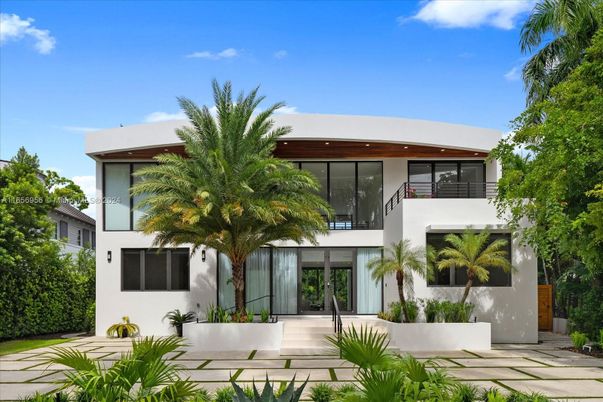 Exterior, Facade, Modern