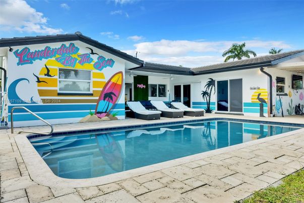 Exterior, Pool