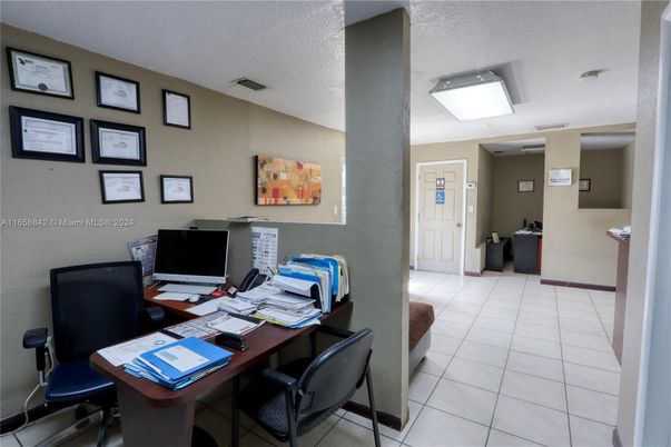 Home Office, Interior