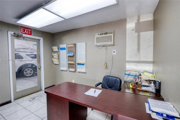 Home Office, Interior