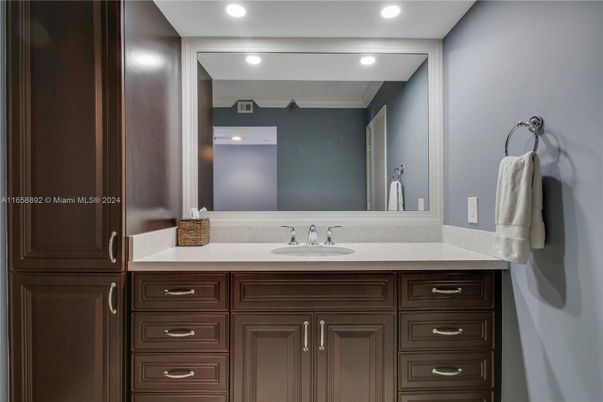 Bathroom, Interior, Recessed Lighting