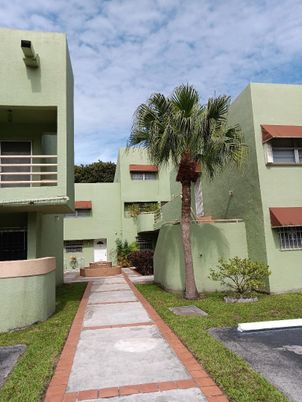 Exterior, Facade, Modern