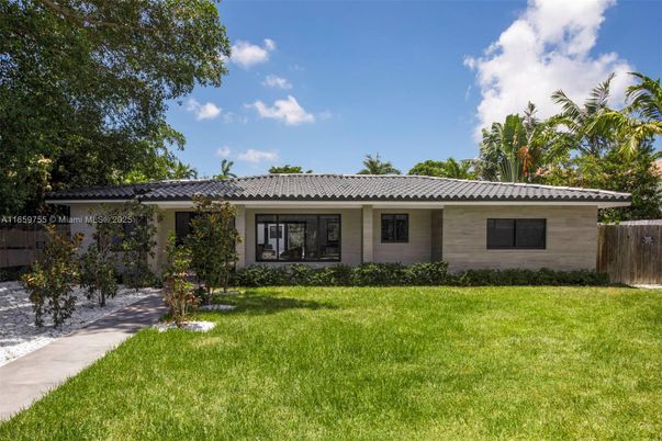 Backyard, Exterior, Facade, Ranch