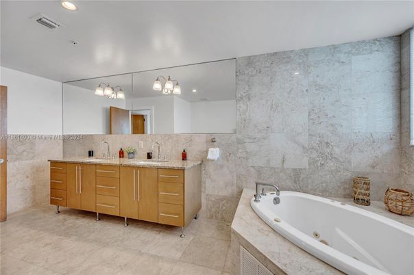 Bathroom, Dual Sink Vanities, Interior, Recessed Lighting