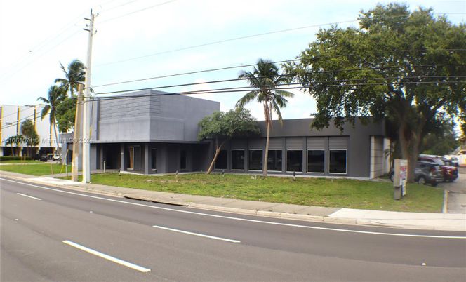 Exterior, Facade, Modern