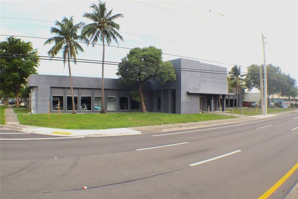 Exterior, Facade, Modern