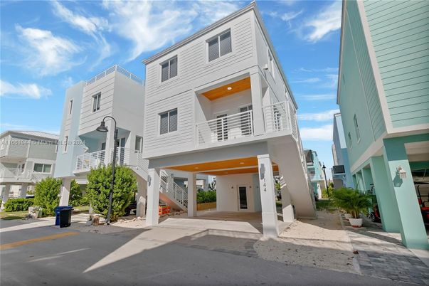 Exterior, Facade, Rowhouse