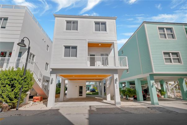 Exterior, Facade, Rowhouse