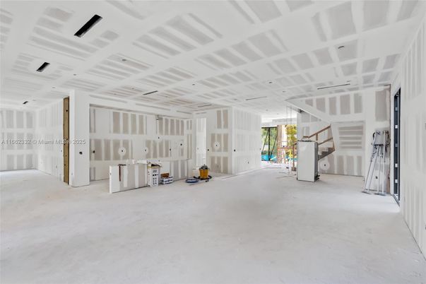 Empty room, Interior