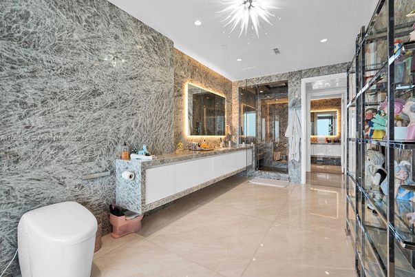 Bathroom, Interior, Recessed Lighting
