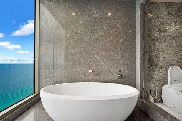 Bathroom, Free Standing Baths, Interior, Recessed Lighting, Water