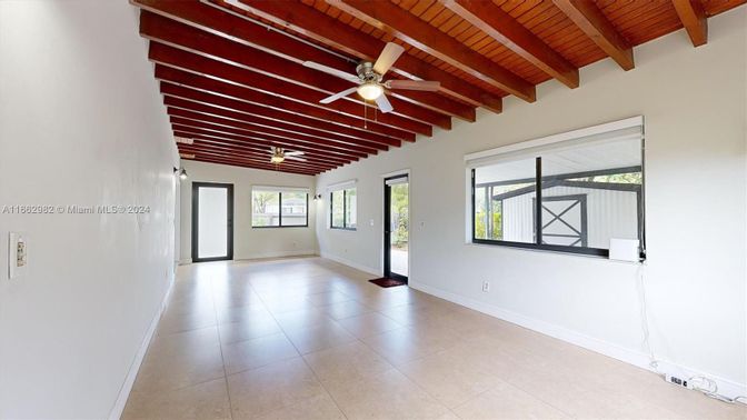 Empty room, Interior, Wooden Beams, Wooden Ceilings