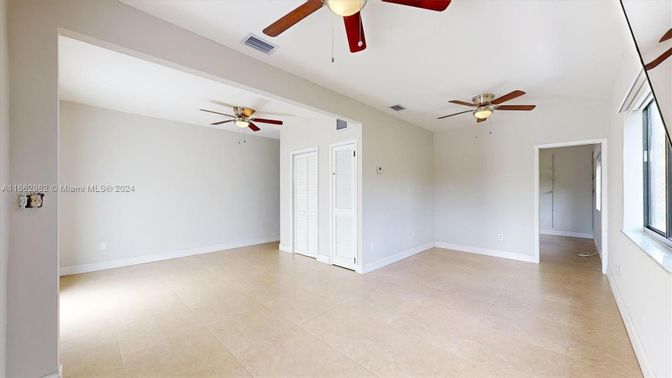 Empty room, Interior