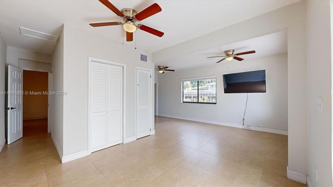 Empty room, Interior