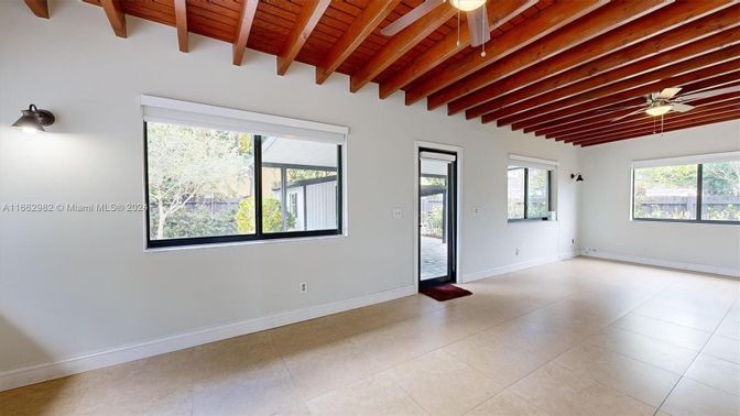 Empty room, Interior, Wooden Beams, Wooden Ceilings