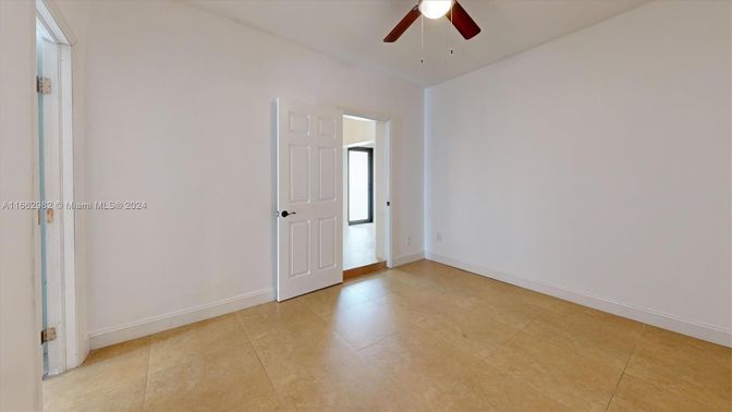 Empty room, Interior