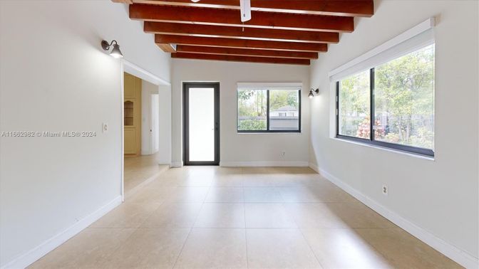Empty room, Interior, Wooden Beams