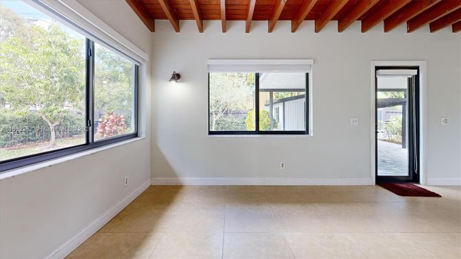Empty room, Interior, Wooden Beams, Wooden Ceilings
