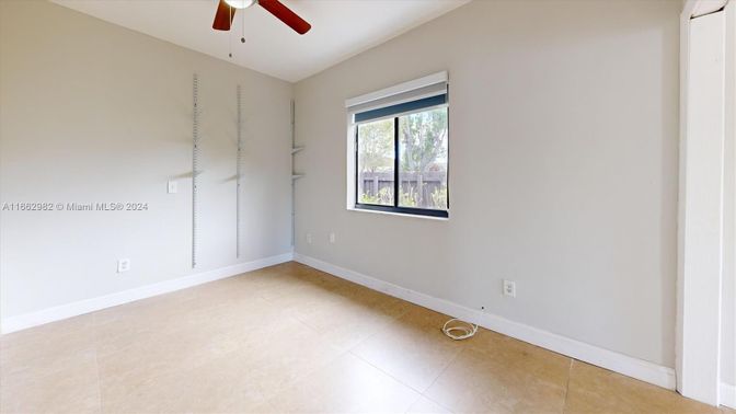 Empty room, Interior