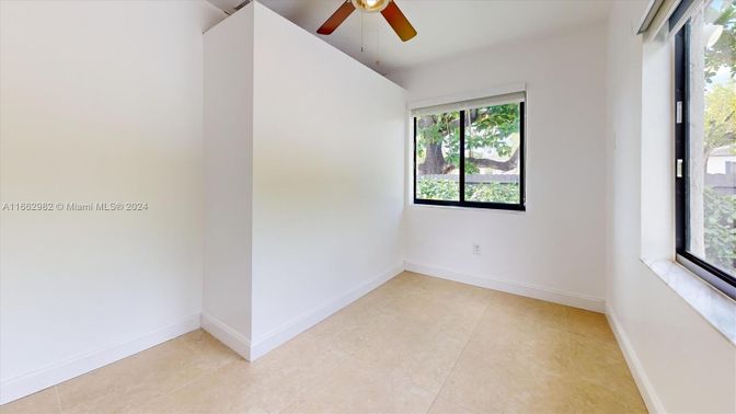 Empty room, Interior
