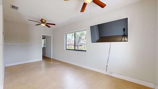 Empty room, Interior