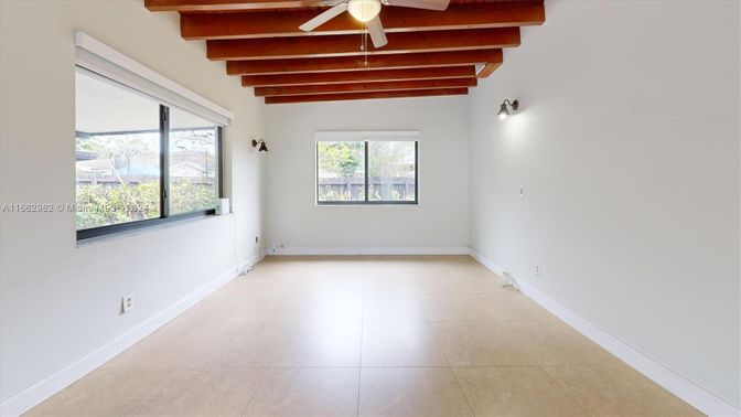 Empty room, Interior, Wooden Beams, Wooden Ceilings