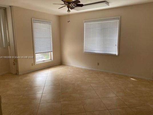 Empty room, Interior